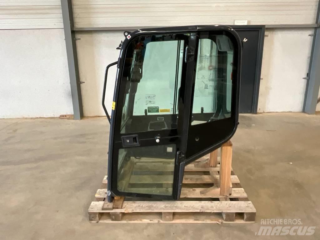 Kubota U 27-4 Kabiinid