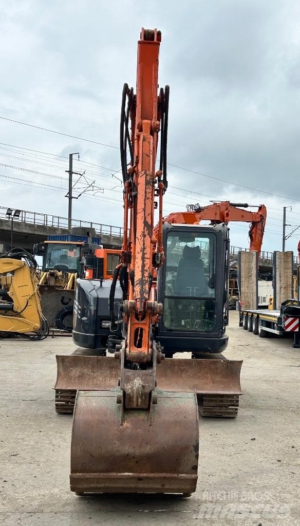 Hitachi Zaxis 85 USB Väikeekskavaatorid 7t-12t