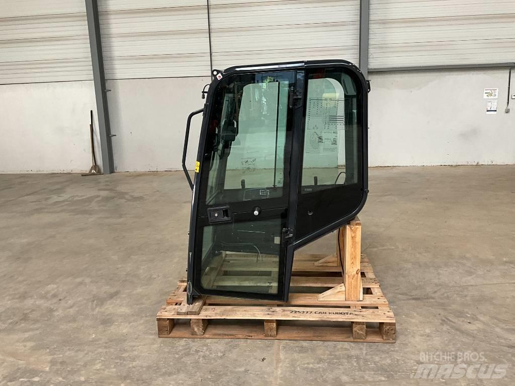 Kubota U 27-4 Kabiinid