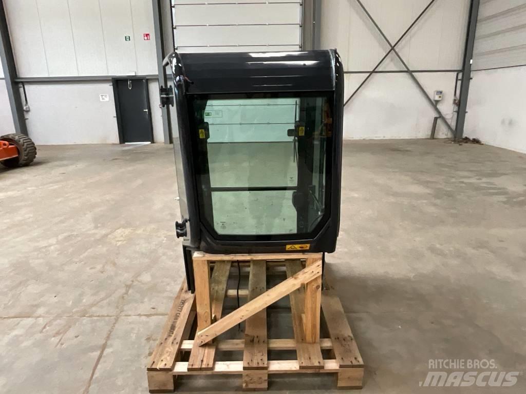 Kubota U 27-4 Kabiinid