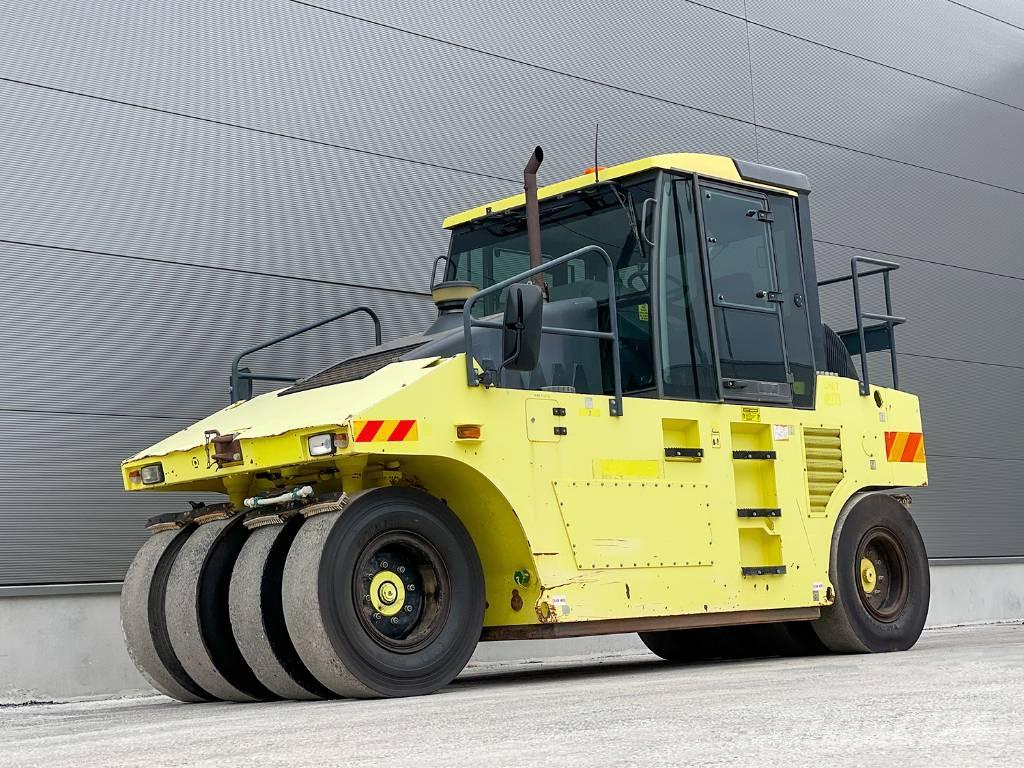 Ammann AP 240 Pneumorehvidega rullid