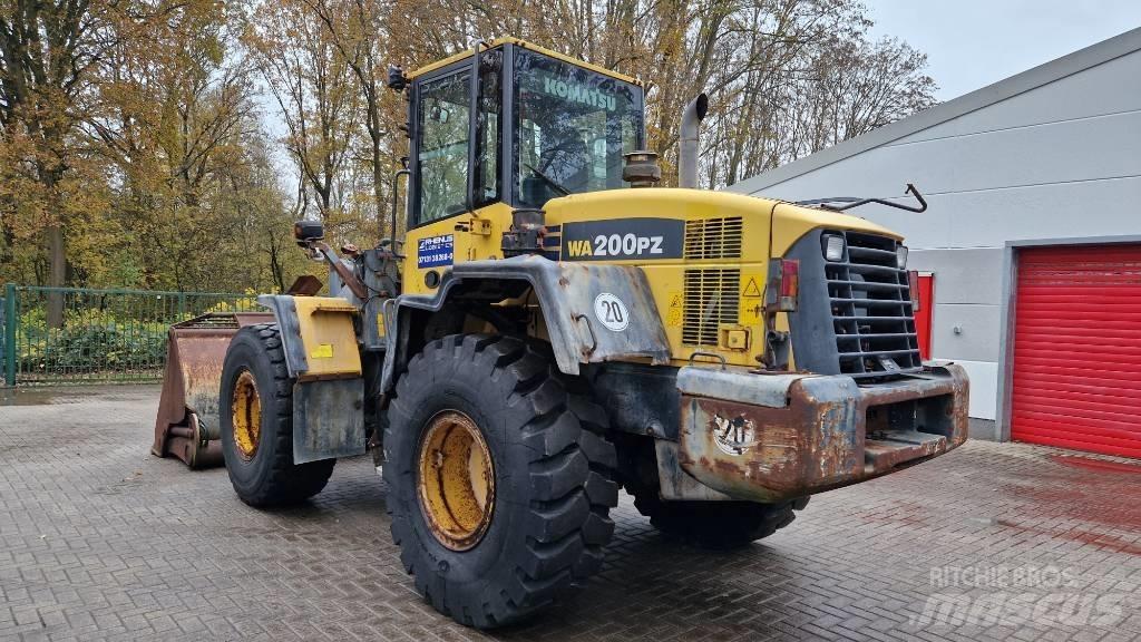 Komatsu WA 200 PZ-6 Rataslaadurid