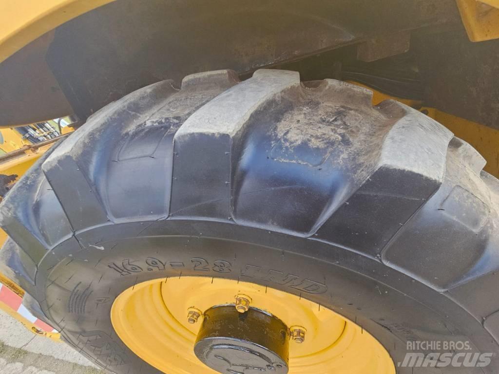 Komatsu WB 93 S-5 Ekskavaatorlaadurid