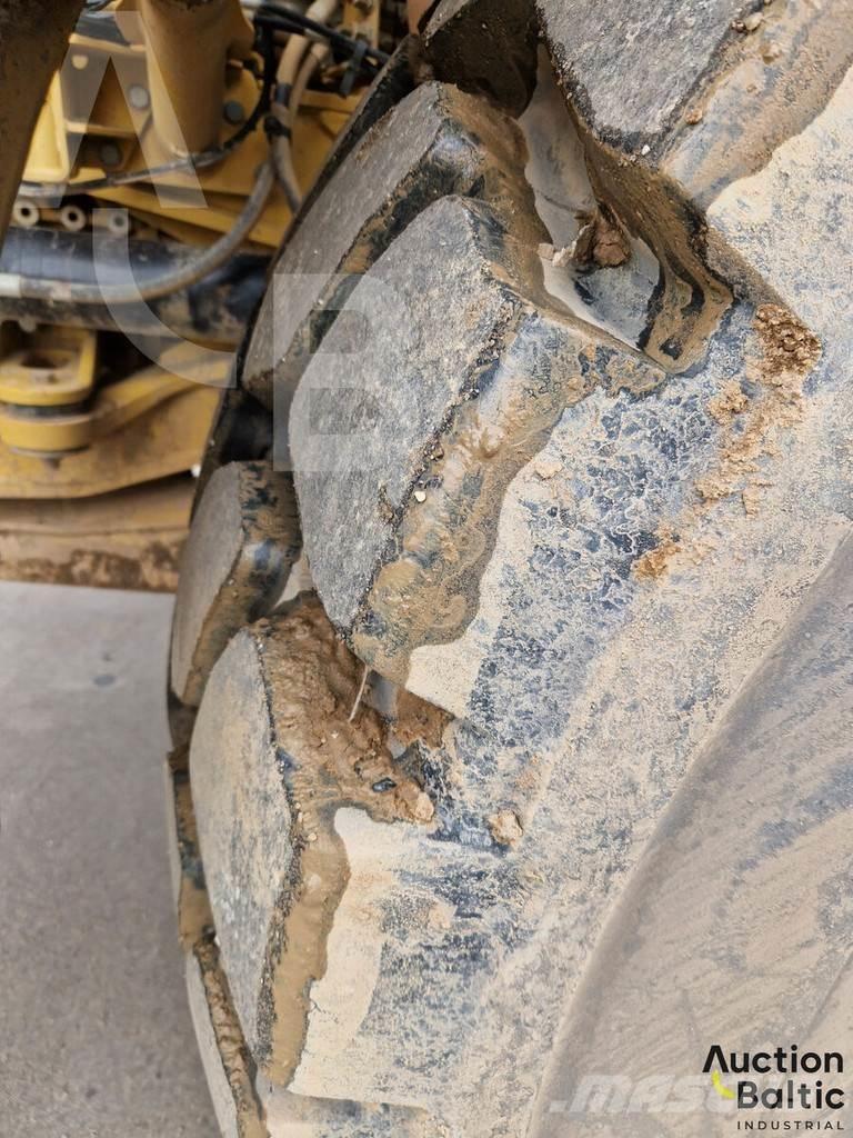 CAT 735C Liigendraamiga pinnaseveokid