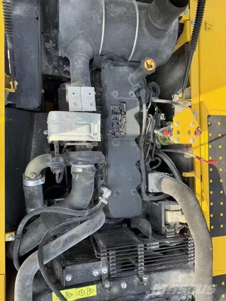 Komatsu 220-8 Roomikekskavaatorid