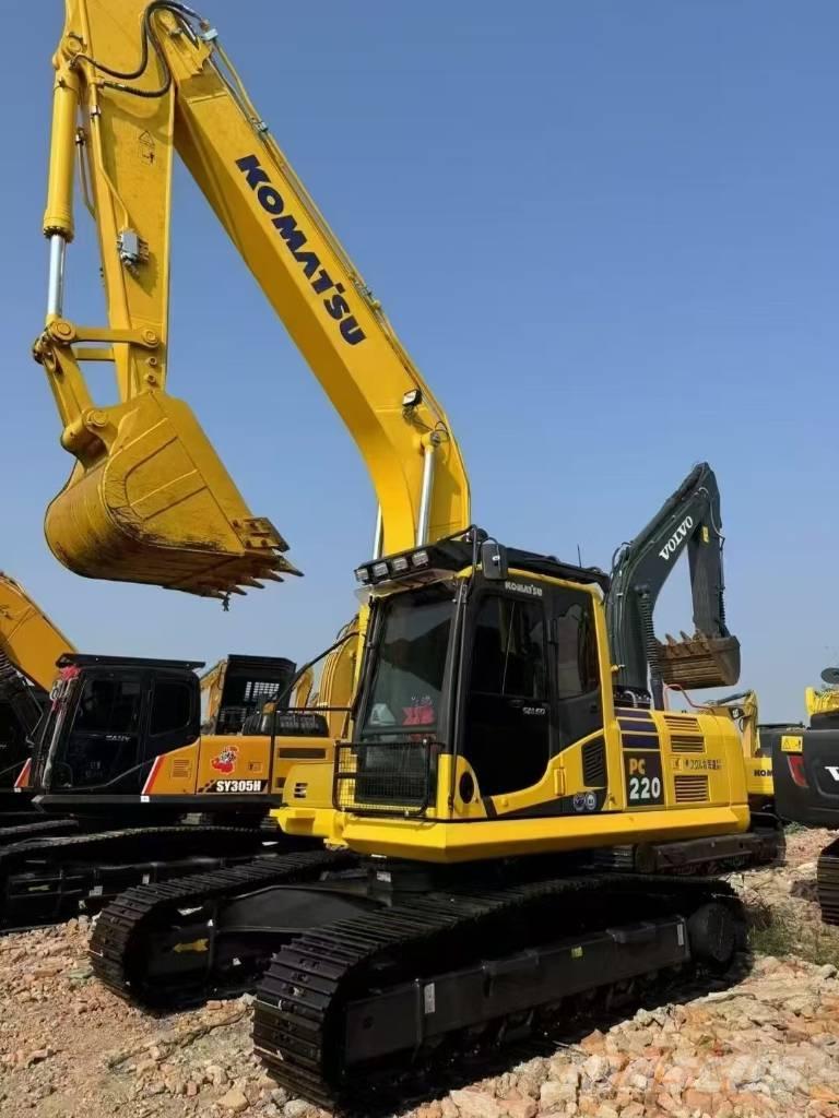 Komatsu 220-8 Roomikekskavaatorid