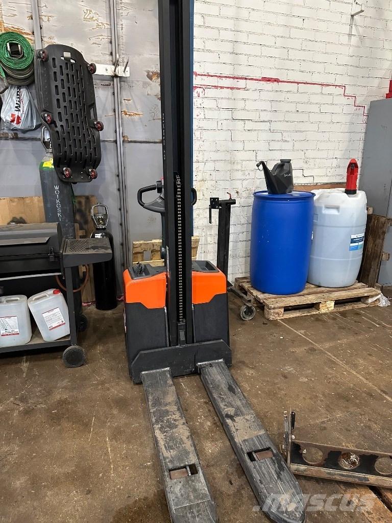 Toyota HWE 100 Järelkäidavad virnastajad