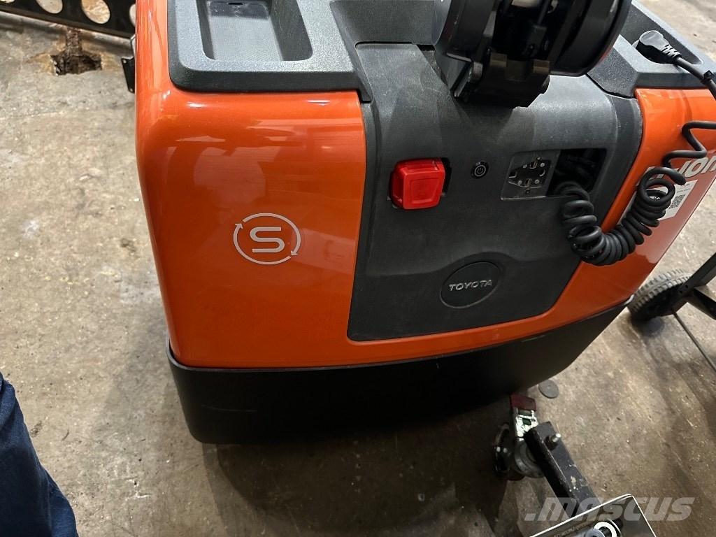 Toyota HWE 100 Järelkäidavad virnastajad