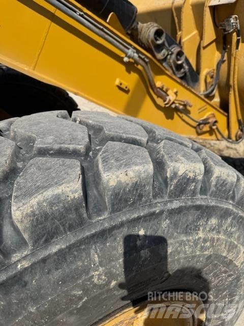 CAT 930 H Rataslaadurid