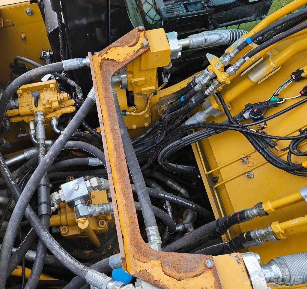 CAT 320 Roomikekskavaatorid