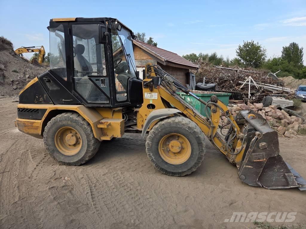 CAT 906 Rataslaadurid
