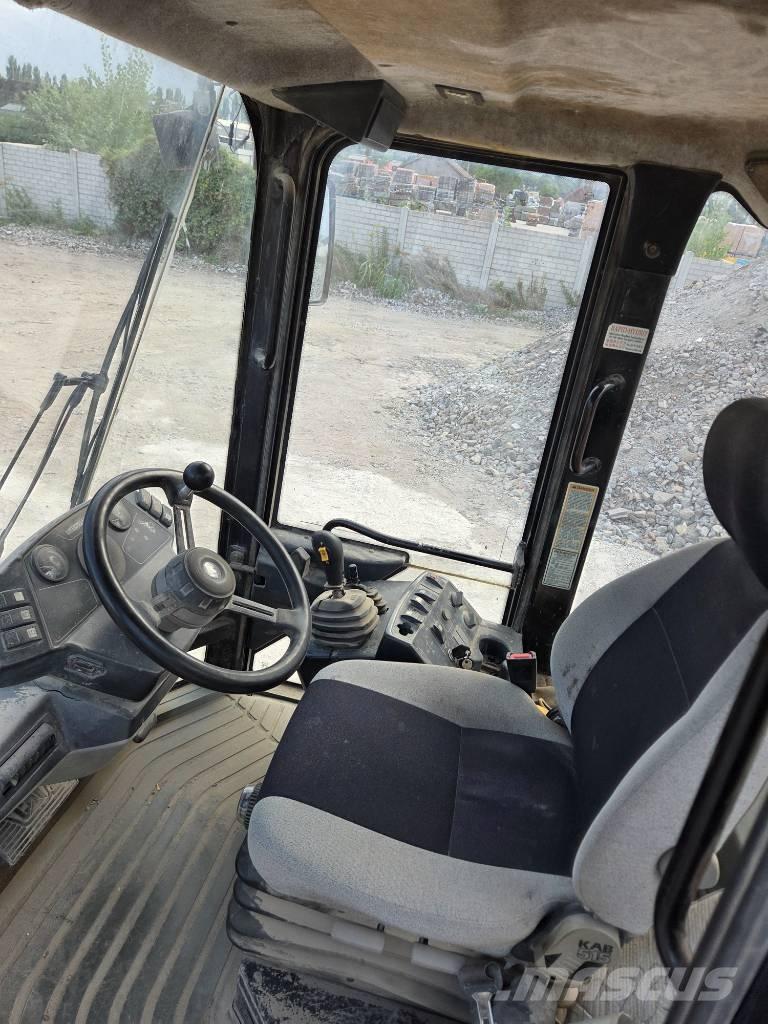 CAT 906 Rataslaadurid