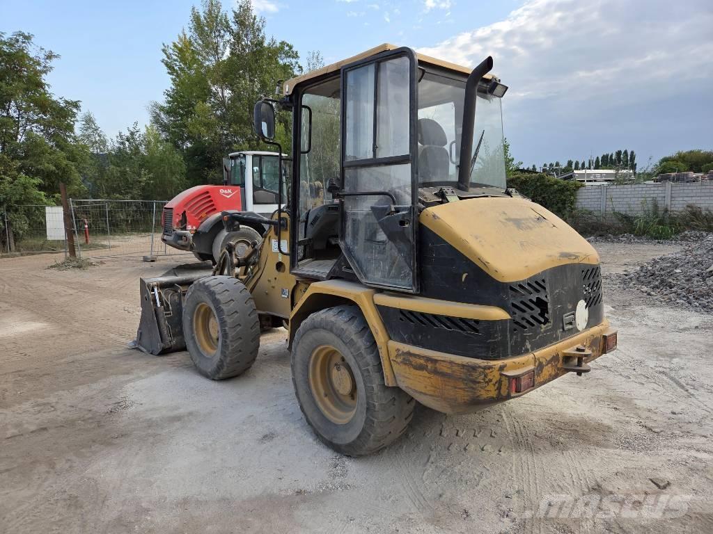 CAT 906 Rataslaadurid