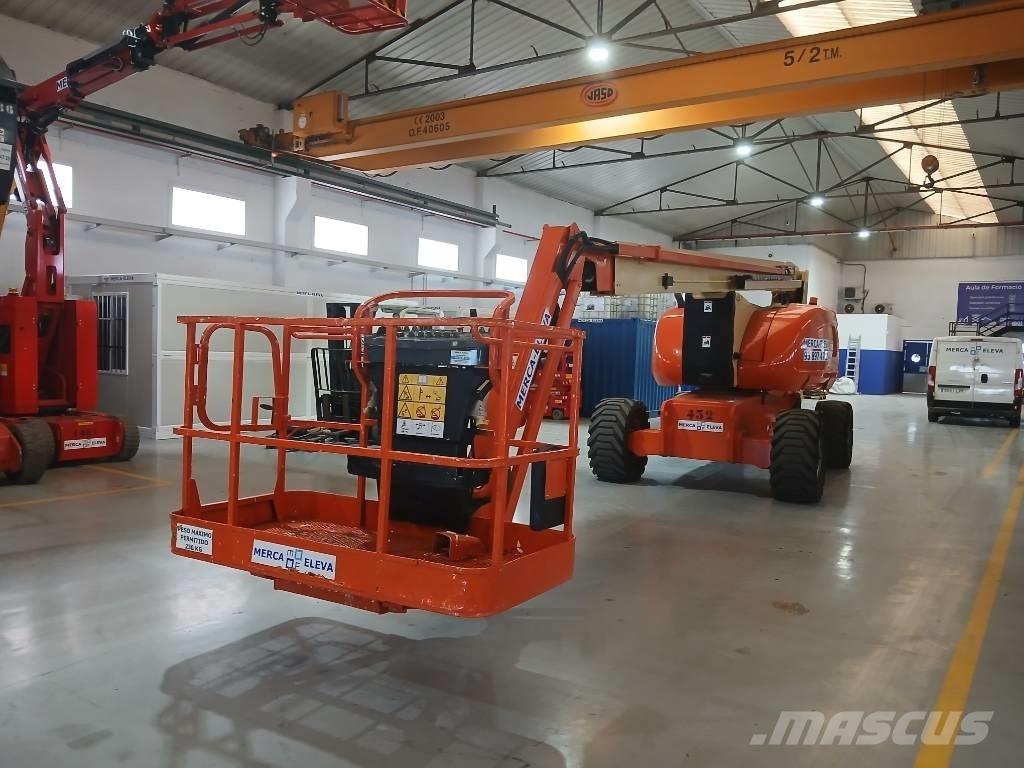 JLG 800 AJ Iseliikuvad poomtõstukid