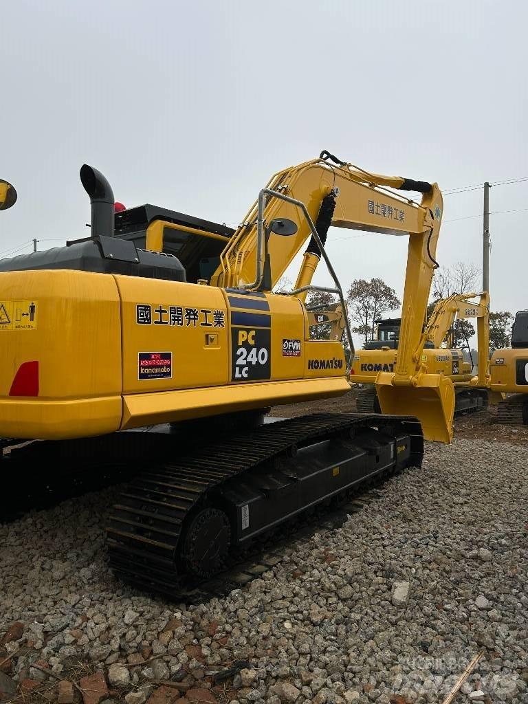 Komatsu 240-8 Roomikekskavaatorid