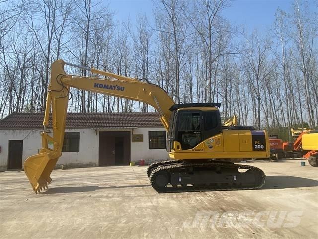 Komatsu PC200-7 Roomikekskavaatorid