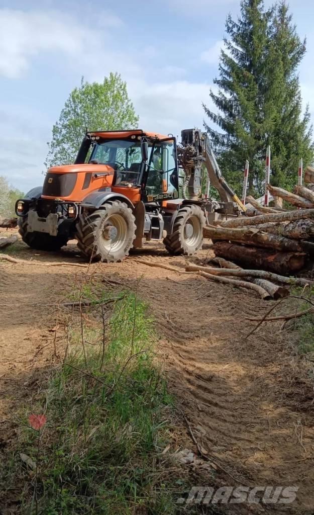 JCB Fastrac 3230 Metsatööks kohandatud traktorid