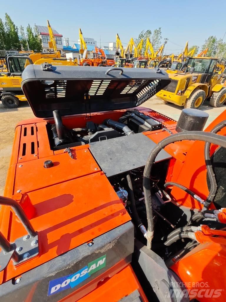 Doosan DX 225 LC Roomikekskavaatorid
