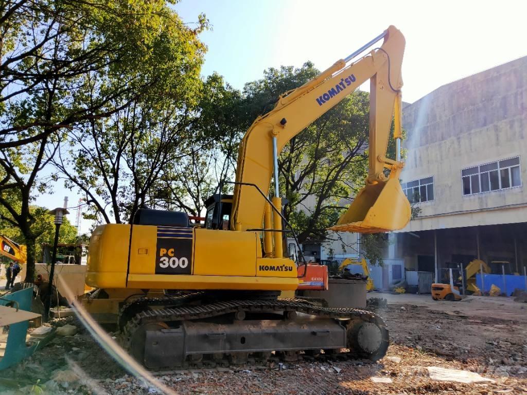 Komatsu PC300-7 Roomikekskavaatorid