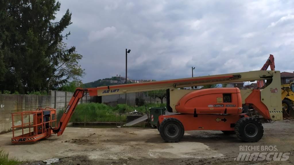 JLG 800 AJ Iseliikuvad poomtõstukid