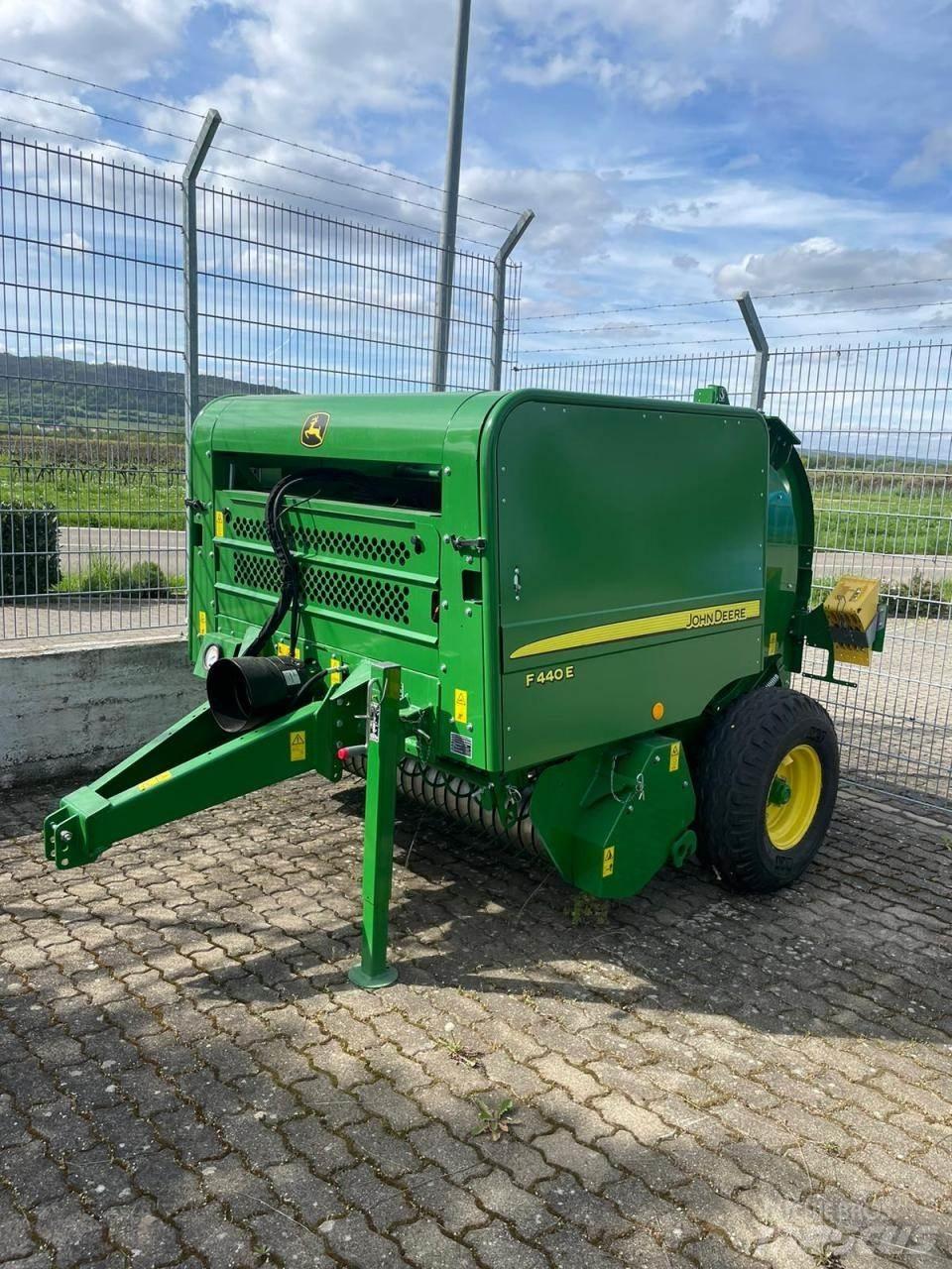 John Deere F440E Ruloonpressid