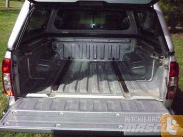 Nissan NAVARA ST-X Kaubikud