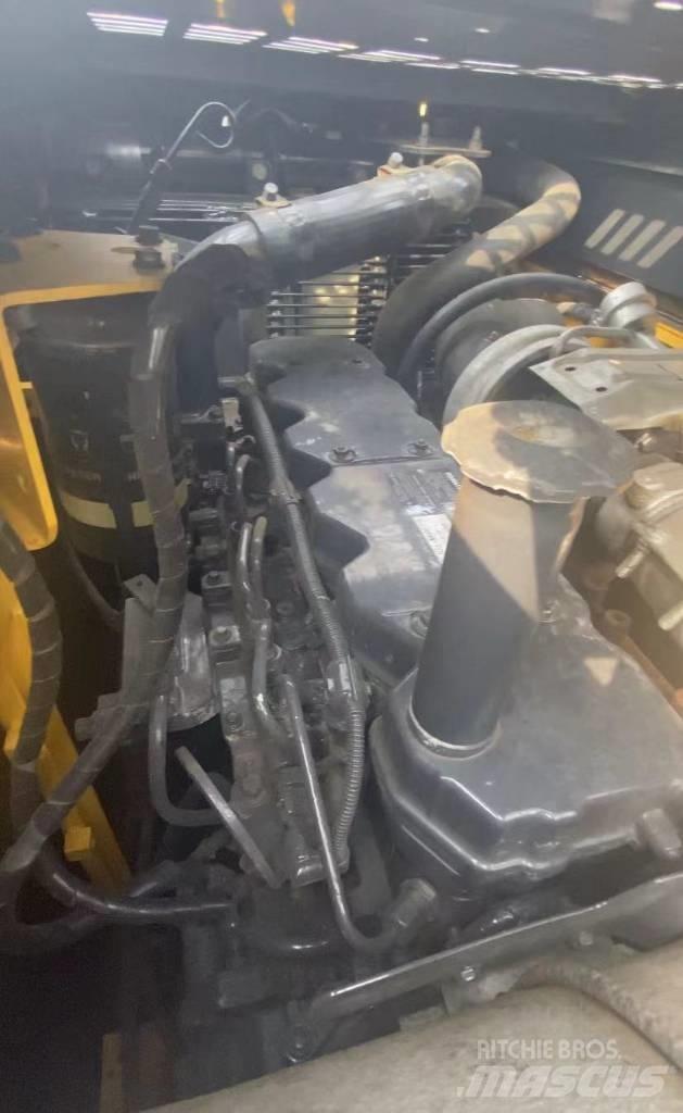 Komatsu PC 220-8 Roomikekskavaatorid