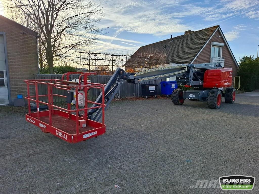 SkyJack SJ85 AJ Iseliikuvad poomtõstukid