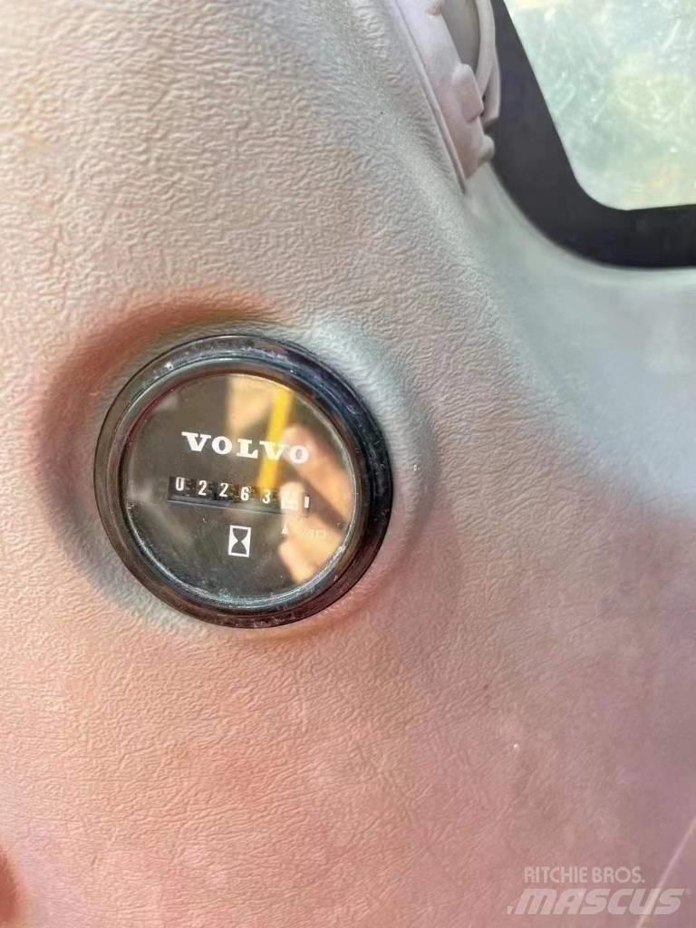 Volvo EC 220 DNL Roomikekskavaatorid
