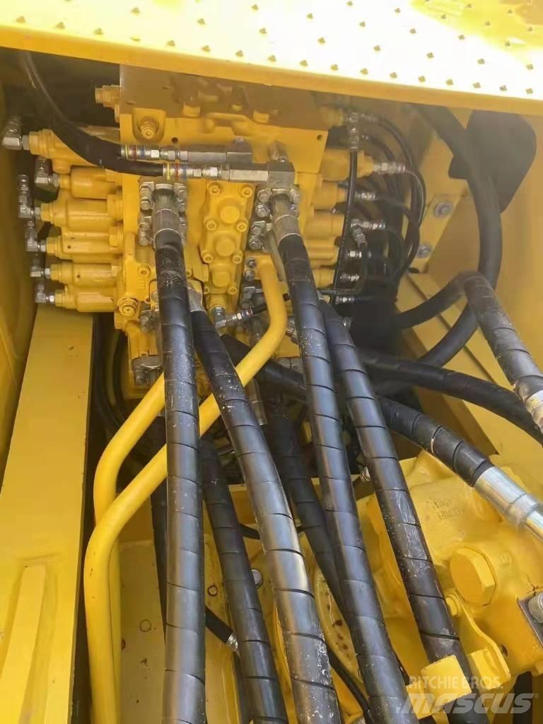 Komatsu PC 220-8 Roomikekskavaatorid
