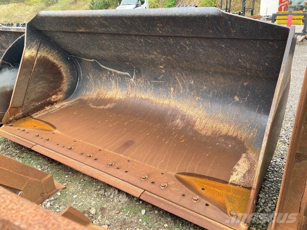CASE 821 Skovl Rataslaadurid