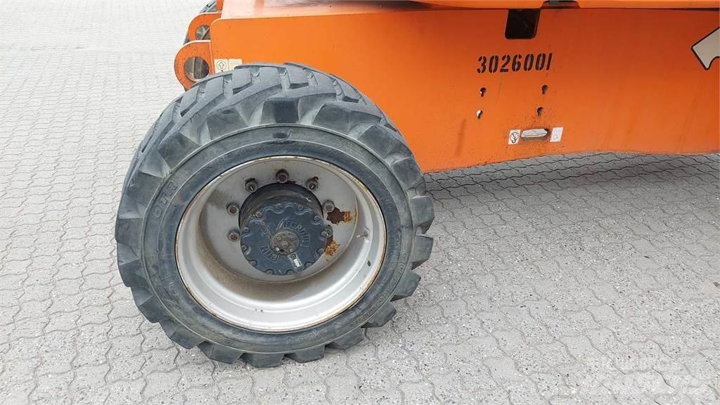 JLG E800AJ Iseliikuvad poomtõstukid
