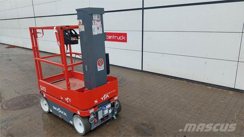 SkyJack SJ12 Vertikaalsed mast tõstukid
