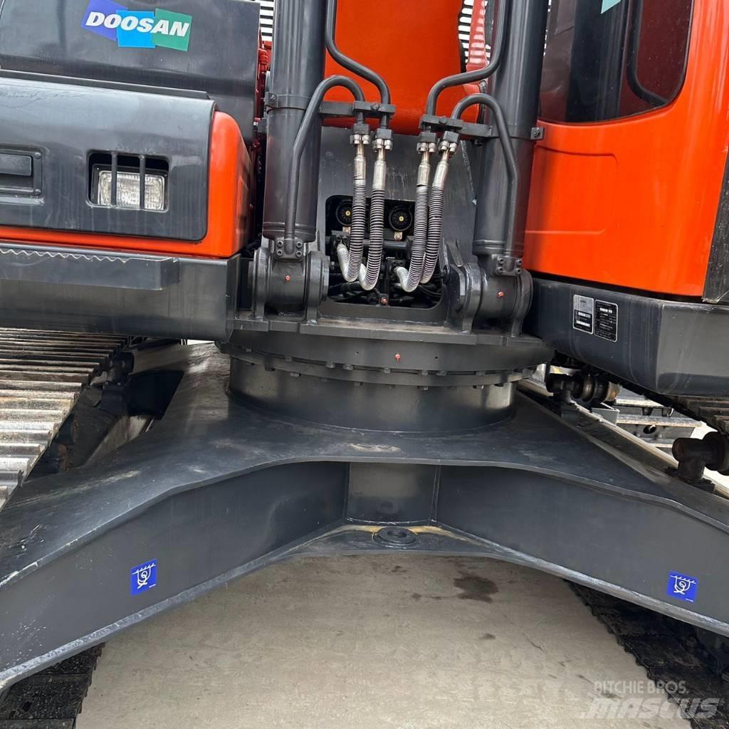 Doosan DX225LC-9 Roomikekskavaatorid