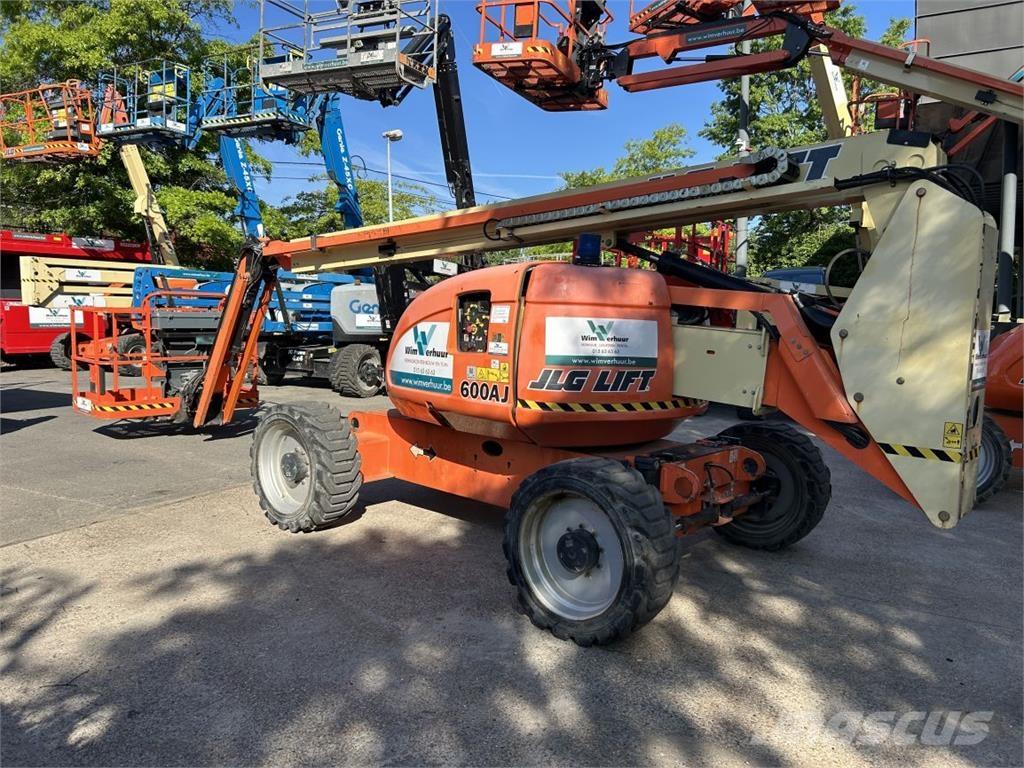 JLG 600 AJ (3218) Iseliikuvad poomtõstukid
