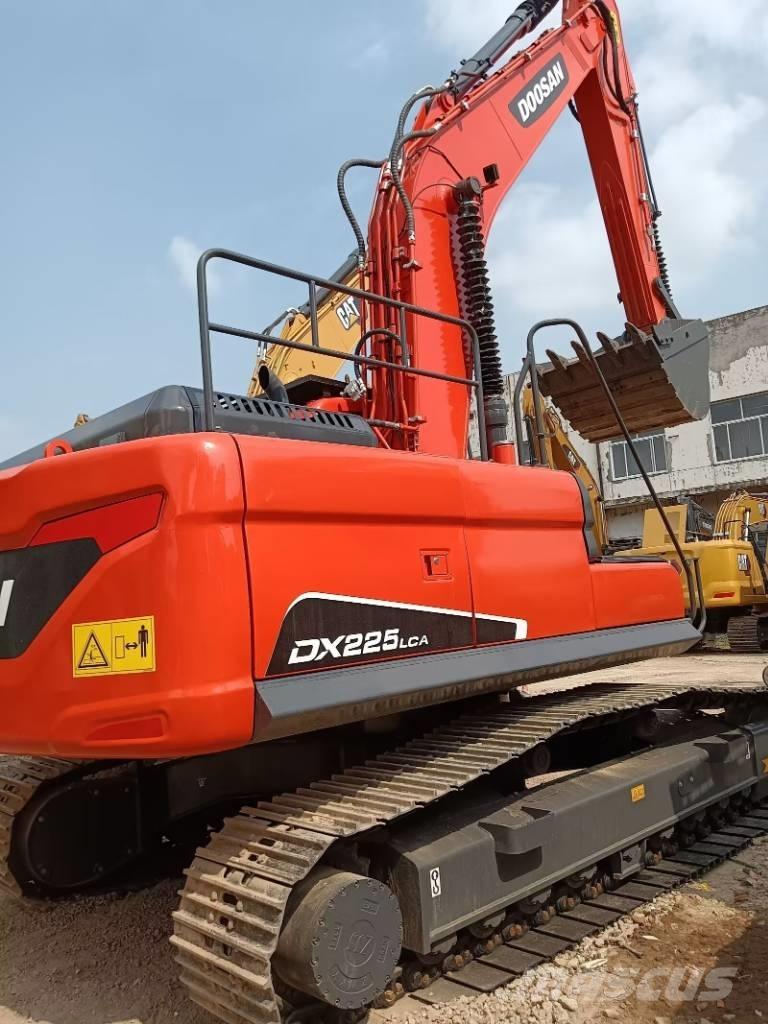 Doosan DX 225 Roomikekskavaatorid