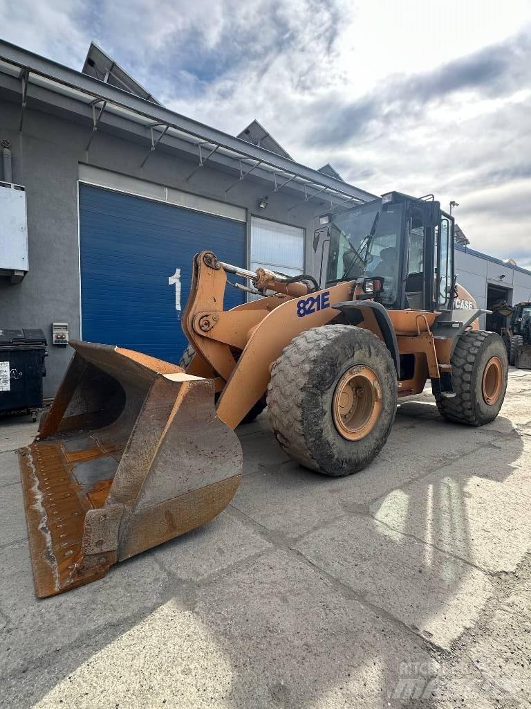 CASE 821 E Rataslaadurid