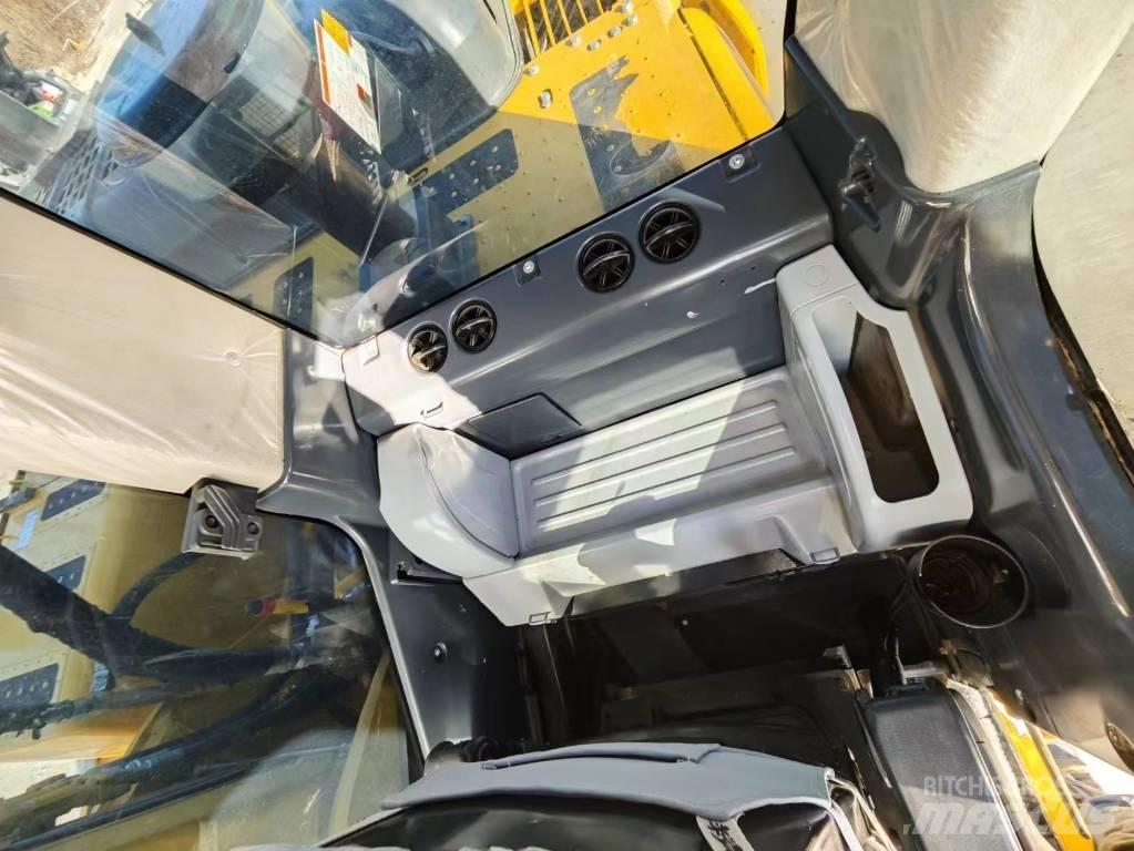 Komatsu PC 240-8 Roomikekskavaatorid