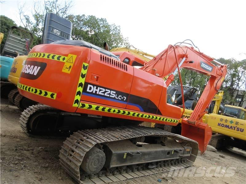 Doosan 225 LC Roomikekskavaatorid