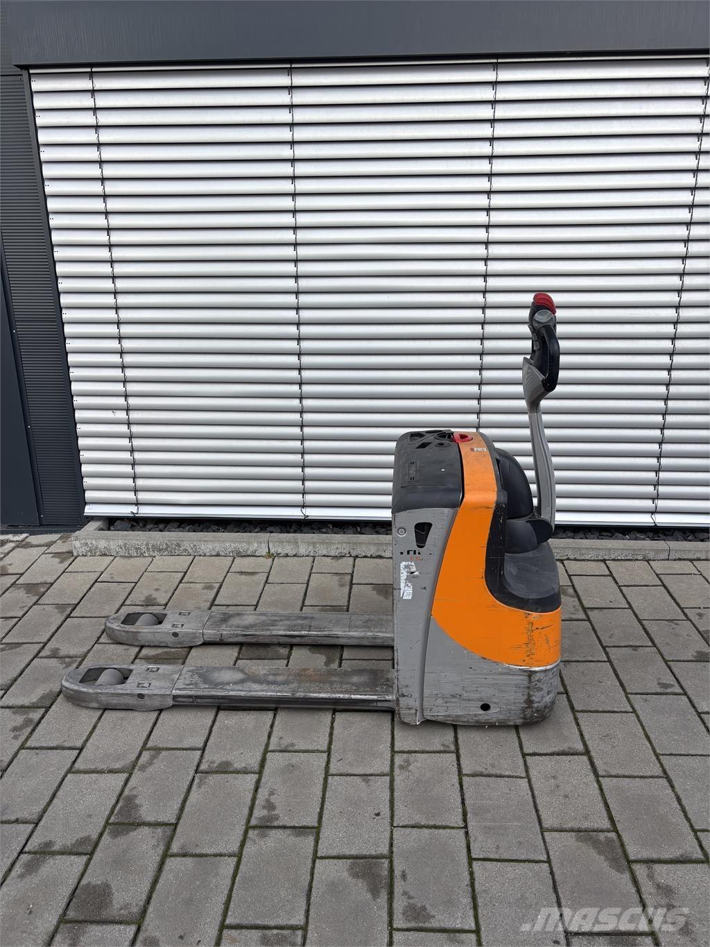 Still EXU16 Järelkäidavad virnastajad