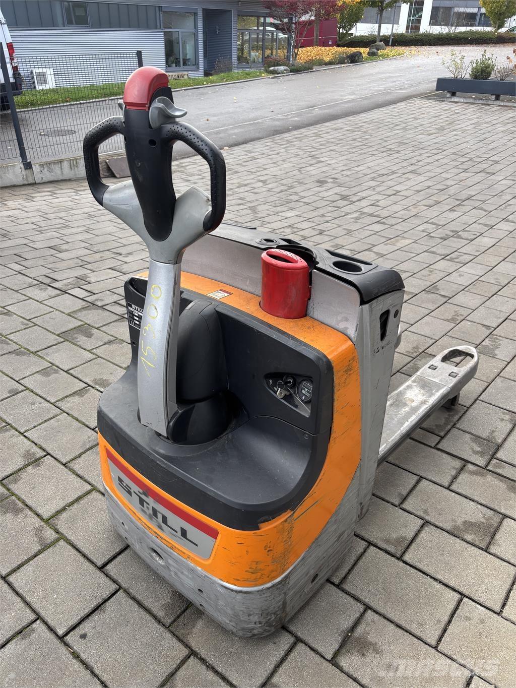 Still EXU16 Järelkäidavad virnastajad