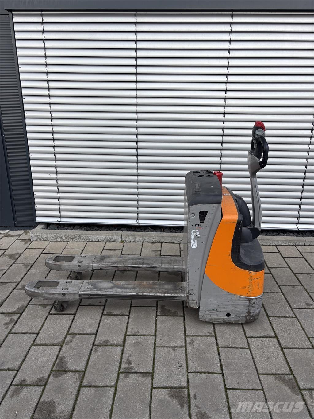 Still EXU16 Järelkäidavad virnastajad