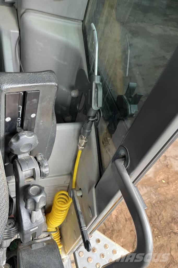 Volvo EC 300 EL Roomikekskavaatorid