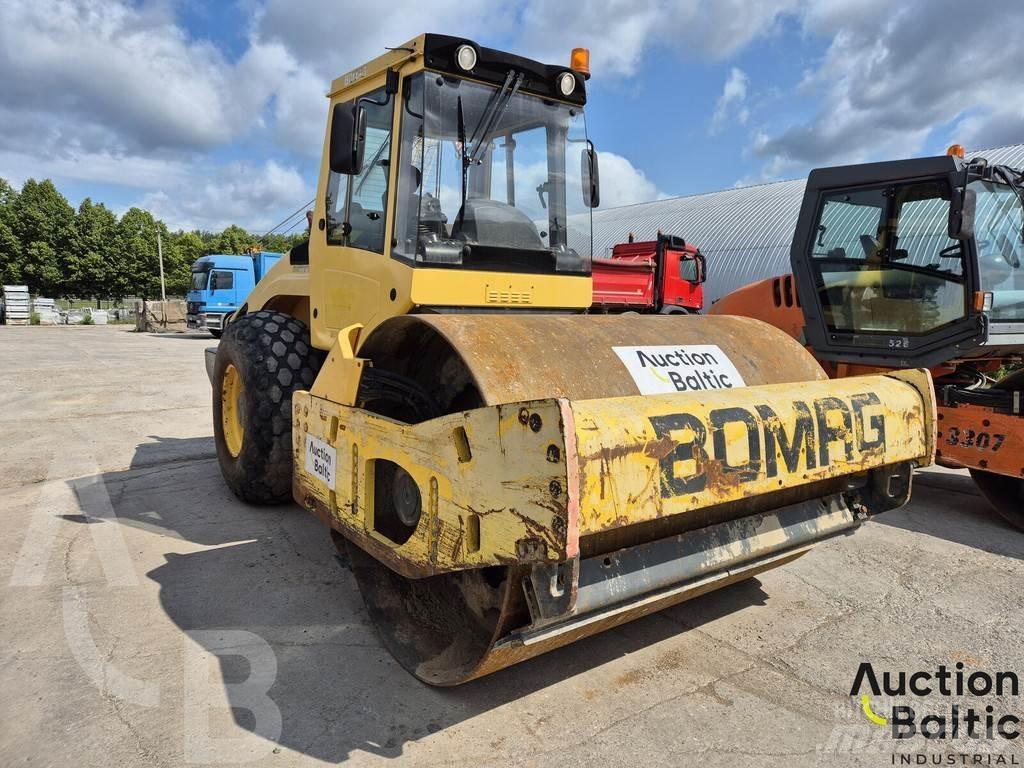 Bomag BW 211 D-4 Ühe trumliga rullid