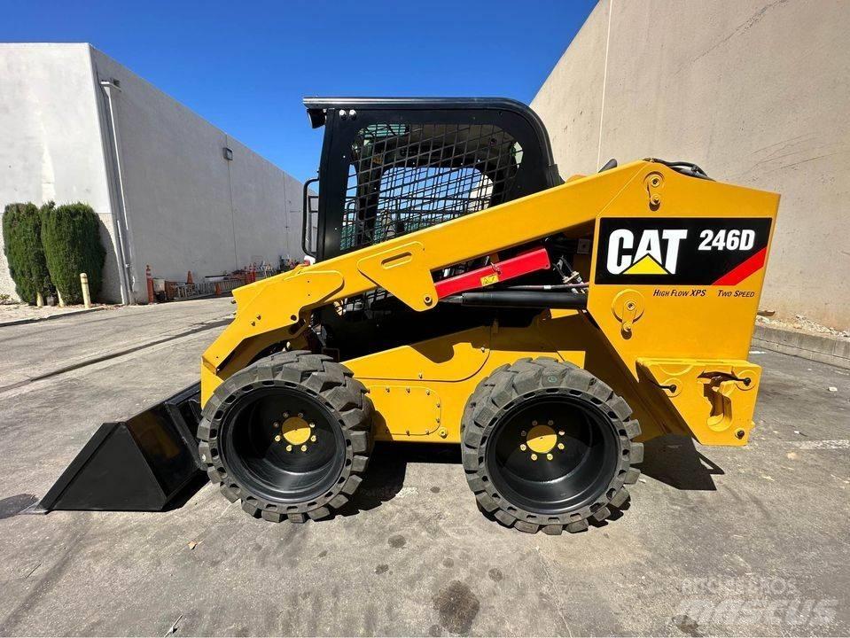 CAT 246 D Kompaktlaadurid