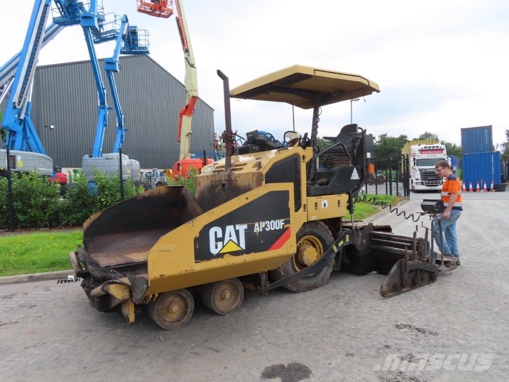CAT AP 300 Asfaldilaoturid