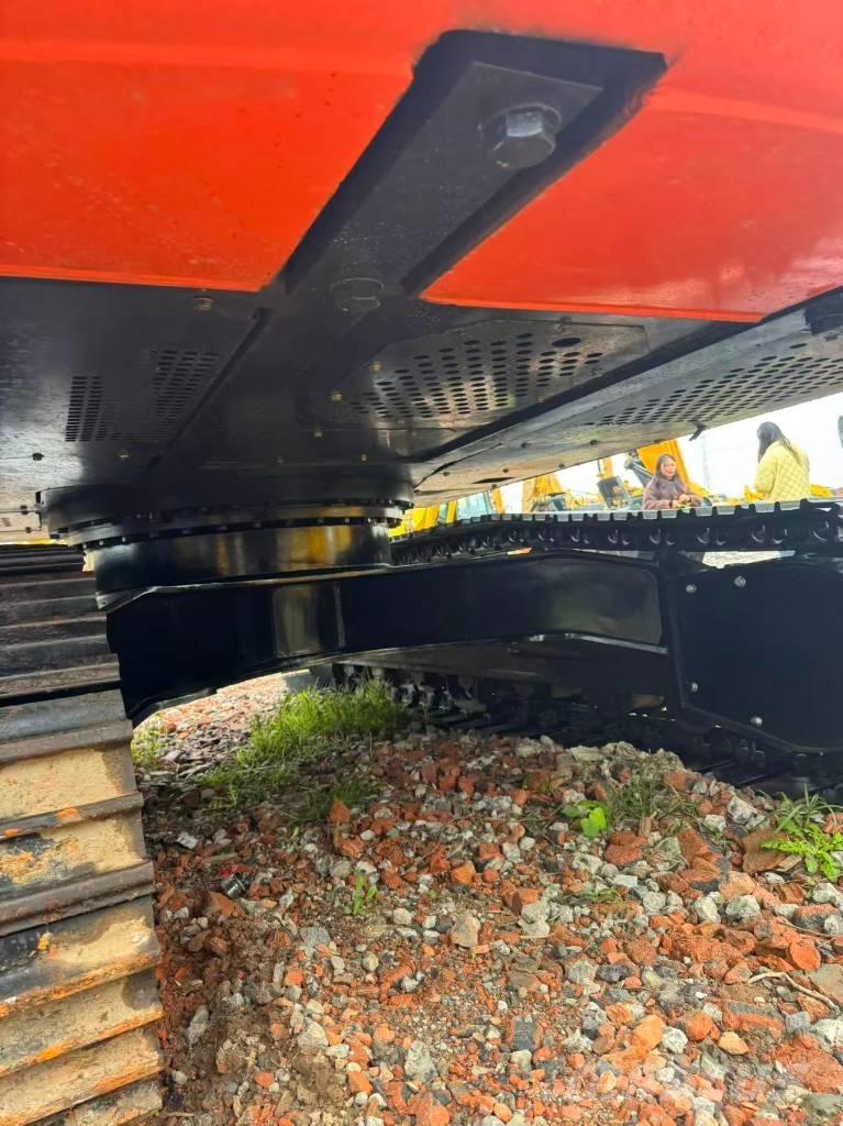 Hitachi ZX 200 Roomikekskavaatorid