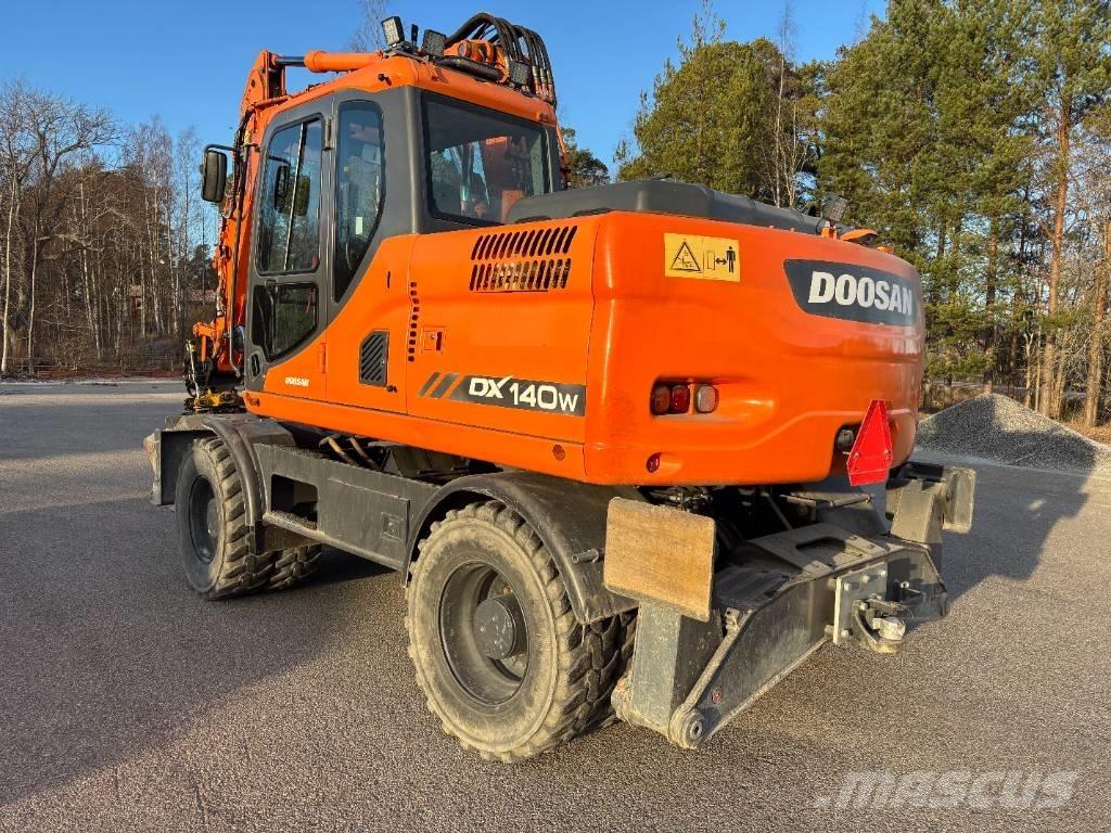 Doosan DX 140 W + vagn Ratasekskavaatorid