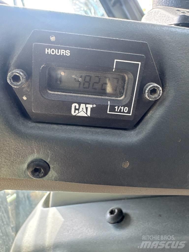 CAT 906 Rataslaadurid