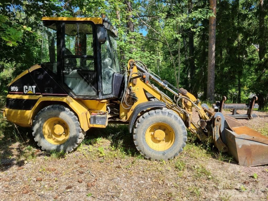 CAT 906 Rataslaadurid